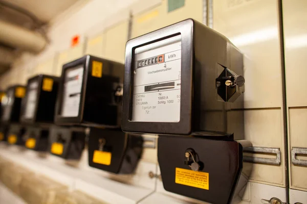 Bir evin bodrumunda bir sürü elektrik sayacı asılı.