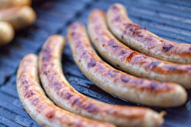 Bir sürü sosis ızgarada yatıyor.
