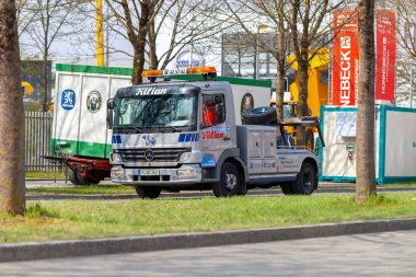 Nürnberg / Almanya - 14 Nisan 2019: Nürnberg'de bir sokakta arıza servis kamyonu sürücüleri.