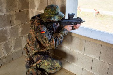 Askeri eğitim alanında silahlı Alman askeri