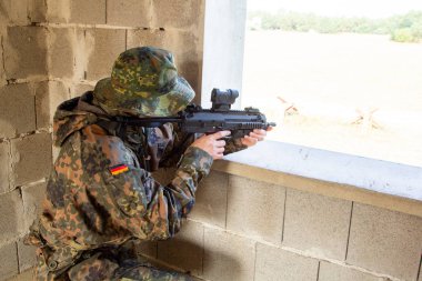 Askeri eğitim alanında silahlı Alman askeri