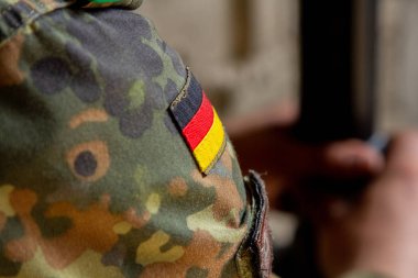 Askeri eğitim alanında silahlı Alman askeri