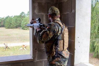 Askeri eğitim alanında silahlı Alman askeri