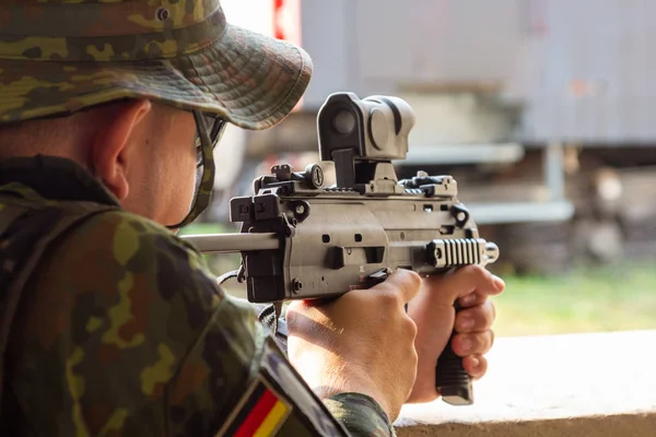 Deutscher Soldat Mit Waffe Auf Truppenübungsplatz — Stockfoto