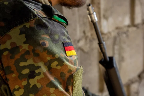 Askeri Eğitim Alanında Silahlı Alman Askeri — Stok fotoğraf