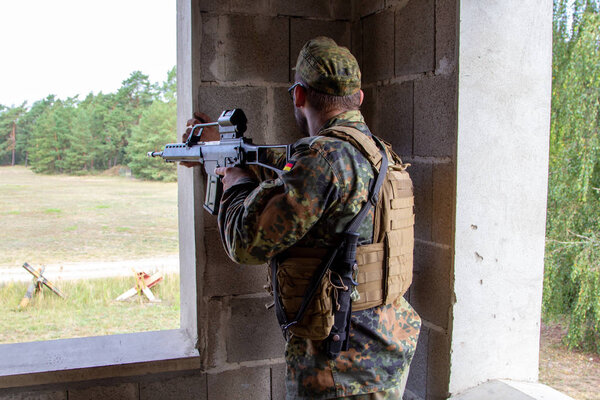Немецкий солдат с пистолетом на полигоне
