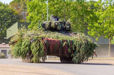 Alman ordusu piyade savaş aracı askeri eğitim alanında taktik tatbikat sürücüleri