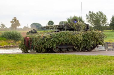 Alman ordusu piyade savaş aracı askeri eğitim alanında taktik tatbikat sürücüleri