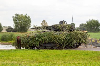 Alman ordusu piyade savaş aracı askeri eğitim alanında taktik tatbikat sürücüleri