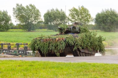 Alman ordusu piyade savaş aracı askeri eğitim alanında taktik tatbikat sürücüleri