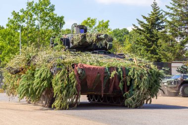 Alman ordusu piyade savaş aracı askeri eğitim alanında taktik tatbikat sürücüleri