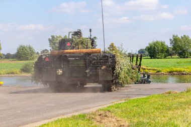 Alman ordusu piyade savaş aracı askeri eğitim alanında taktik tatbikat sürücüleri