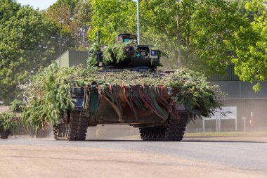 Alman ordusu piyade savaş aracı askeri eğitim alanında taktik tatbikat sürücüleri