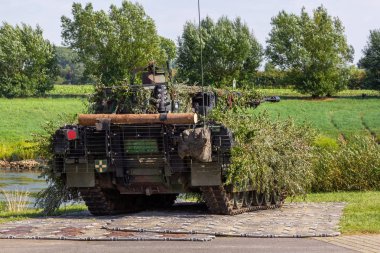 Alman ordusu piyade savaş aracı askeri eğitim alanında taktik tatbikat sürücüleri