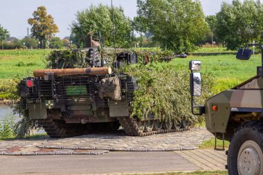 Alman ordusu piyade savaş aracı askeri eğitim alanında taktik tatbikat sürücüleri