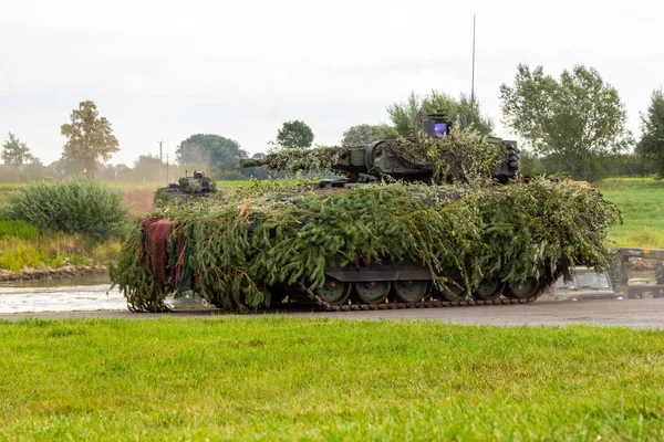 Alman ordusu piyade savaş aracı askeri eğitim alanında taktik tatbikat sürücüleri