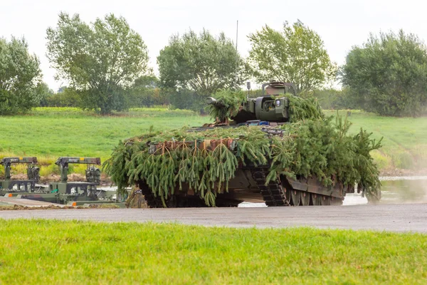 Alman ordusu piyade savaş aracı askeri eğitim alanında taktik tatbikat sürücüleri