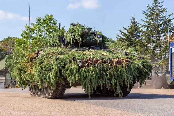 Infanterie Kampffahrzeug Der Bundeswehr Fährt Auf Taktischem Truppenübungsplatz — Stockfoto