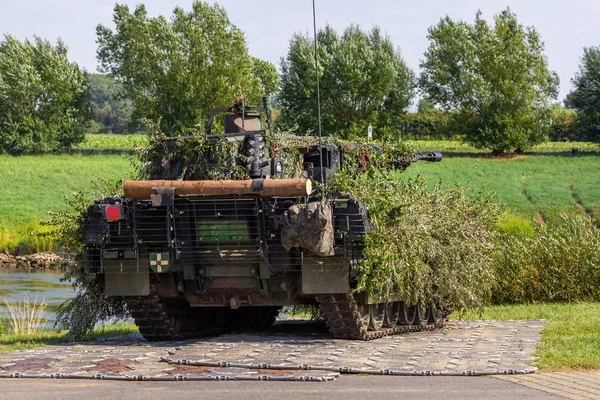 Alman ordusu piyade savaş aracı askeri eğitim alanında taktik tatbikat sürücüleri