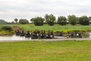 Minden / Almanya - 4 Eylül 2019: Panzerpionierbattaillon, M3 Amfibi Kulesi ile bir nehir üzerinden geçen bir tankı eğitti. M3 Amfibi Kulesi kendinden tahrikli bir amfibi köprü aracıdır..