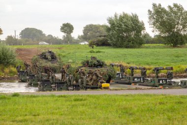 Minden / Almanya - 4 Eylül 2019: Panzerpionierbattaillon, M3 Amfibi Kulesi ile bir nehir üzerinden geçen bir tankı eğitti. M3 Amfibi Kulesi kendinden tahrikli bir amfibi köprü aracıdır..