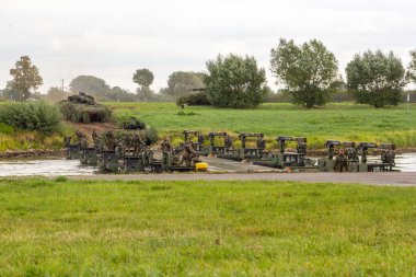 Minden / Almanya - 4 Eylül 2019: Panzerpionierbattaillon, M3 Amfibi Kulesi ile bir nehir üzerinden geçen bir tankı eğitti. M3 Amfibi Kulesi kendinden tahrikli bir amfibi köprü aracıdır..