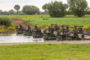 Minden / Almanya - 4 Eylül 2019: Panzerpionierbattaillon, M3 Amfibi Kulesi ile bir nehir üzerinden geçen bir tankı eğitti. M3 Amfibi Kulesi kendinden tahrikli bir amfibi köprü aracıdır..