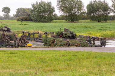 Minden / Almanya - 4 Eylül 2019: Panzerpionierbattaillon, M3 Amfibi Kulesi ile bir nehir üzerinden geçen bir tankı eğitti. M3 Amfibi Kulesi kendinden tahrikli bir amfibi köprü aracıdır..