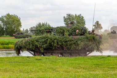 Minden / Almanya - 4 Eylül 2019: Alman piyade savaş aracı Puma bir mühendis taburu ile askeri tatbikatta sürüyor.