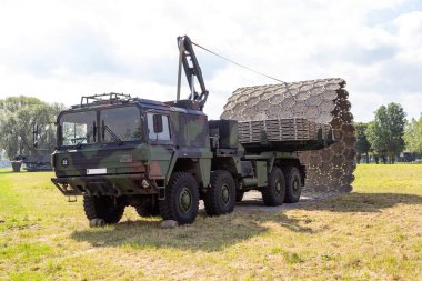 Minden / Almanya - 4 Eylül 2019: Lkw 15t mil glw alman ordusu mühendis taburunun katlanır sokak cihazı ile bir alanda duruyor.