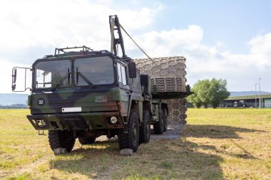 Minden / Almanya - 4 Eylül 2019: Lkw 15t mil glw alman ordusu mühendis taburunun katlanır sokak cihazı ile bir alanda duruyor.