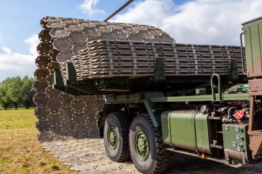 Minden / Almanya - 4 Eylül 2019: Lkw 15t mil glw alman ordusu mühendis taburunun katlanır sokak cihazı ile bir alanda duruyor.