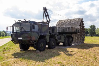 Minden / Almanya - 4 Eylül 2019: Lkw 15t mil glw alman ordusu mühendis taburunun katlanır sokak cihazı ile bir alanda duruyor.