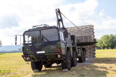 Minden / Almanya - 4 Eylül 2019: Lkw 15t mil glw alman ordusu mühendis taburunun katlanır sokak cihazı ile bir alanda duruyor.