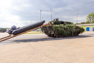 Minden / Almanya - 4 Eylül 2019: Alman piyade savaş aracı Puma lastik sal ile bir mühendis taburu ile askeri tatbikatta duruyor.