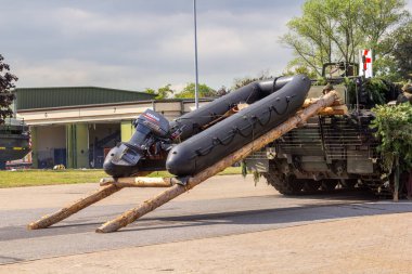 Minden / Almanya - 4 Eylül 2019: Alman piyade savaş aracı Puma lastik sal ile bir mühendis taburu ile askeri tatbikatta duruyor.
