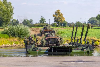 Minden / Almanya - 4 Eylül 2019: Panzerpionierbattaillon, M3 Amfibi Kulesi ile bir nehir üzerinden geçen bir tankı eğitti. M3 Amfibi Kulesi kendinden tahrikli bir amfibi köprü aracıdır..