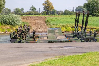 Minden / Almanya - 4 Eylül 2019: Panzerpionierbattaillon, M3 Amfibi Kulesi ile bir nehir üzerinden geçen bir tankı eğitti. M3 Amfibi Kulesi kendinden tahrikli bir amfibi köprü aracıdır..