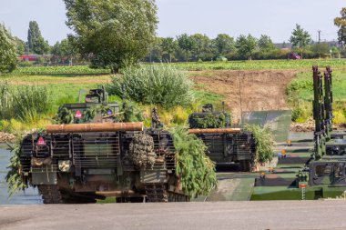 Minden / Almanya - 4 Eylül 2019: Panzerpionierbattaillon, M3 Amfibi Kulesi ile bir nehir üzerinden geçen bir tankı eğitti. M3 Amfibi Kulesi kendinden tahrikli bir amfibi köprü aracıdır..