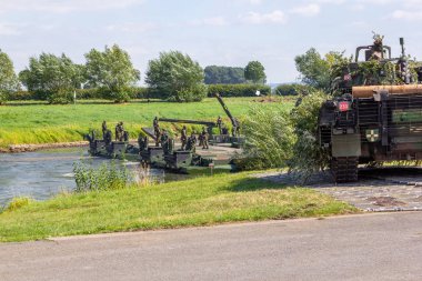 Minden / Almanya - 4 Eylül 2019: Panzerpionierbattaillon, M3 Amfibi Kulesi ile bir nehir üzerinden geçen bir tankı eğitti. M3 Amfibi Kulesi kendinden tahrikli bir amfibi köprü aracıdır..
