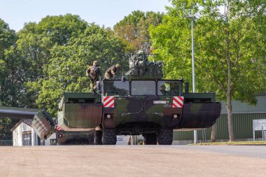 Minden / Almanya - 4 Eylül 2019: Panzerpionierbattaillon, M3 Amfibi Kulesi ile bir nehir üzerinden geçen bir tankı eğitti. M3 Amfibi Kulesi kendinden tahrikli bir amfibi köprü aracıdır..