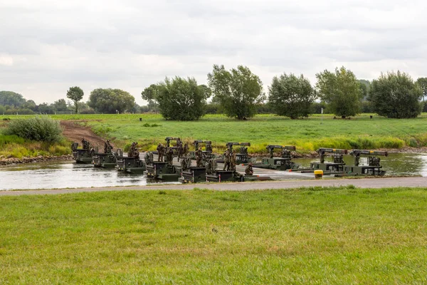 Minden / Almanya - 4 Eylül 2019: Panzerpionierbattaillon, M3 Amfibi Kulesi ile bir nehir üzerinden geçen bir tankı eğitti. M3 Amfibi Kulesi kendinden tahrikli bir amfibi köprü aracıdır..