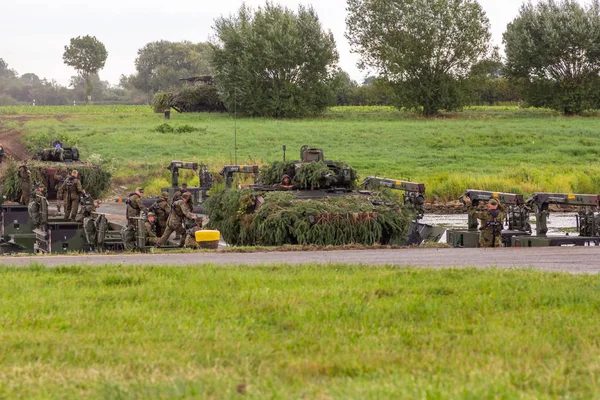 Minden / Almanya - 4 Eylül 2019: Panzerpionierbattaillon, M3 Amfibi Kulesi ile bir nehir üzerinden geçen bir tankı eğitti. M3 Amfibi Kulesi kendinden tahrikli bir amfibi köprü aracıdır..