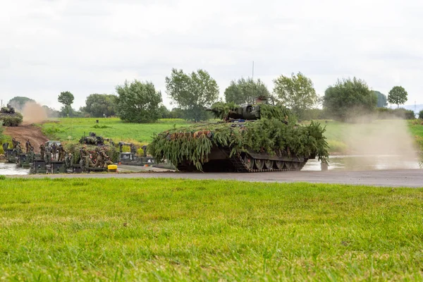 Minden / Almanya - 4 Eylül 2019: Panzerpionierbattaillon, M3 Amfibi Kulesi ile bir nehir üzerinden geçen bir tankı eğitti. M3 Amfibi Kulesi kendinden tahrikli bir amfibi köprü aracıdır..