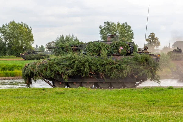 Minden / Almanya - 4 Eylül 2019: Alman piyade savaş aracı Puma bir mühendis taburu ile askeri tatbikatta sürüyor.