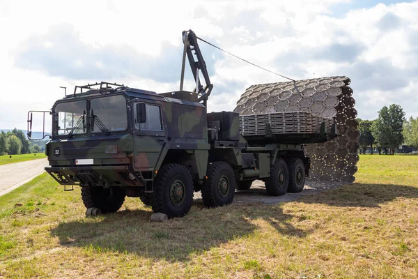 Minden / Almanya - 4 Eylül 2019: Lkw 15t mil glw alman ordusu mühendis taburunun katlanır sokak cihazı ile bir alanda duruyor.