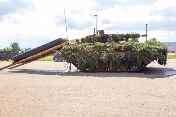 Minden / Almanya - 4 Eylül 2019: Alman piyade savaş aracı Puma lastik sal ile bir mühendis taburu ile askeri tatbikatta duruyor.