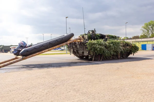 Minden / Almanya - 4 Eylül 2019: Alman piyade savaş aracı Puma lastik sal ile bir mühendis taburu ile askeri tatbikatta duruyor.