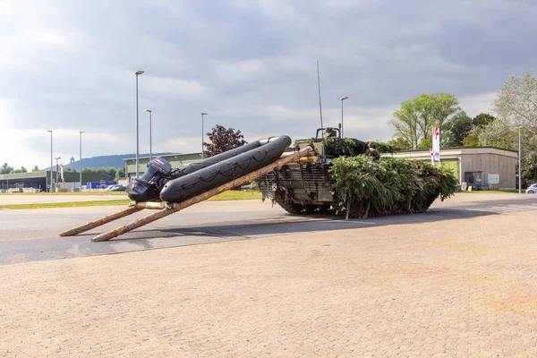 Minden / Almanya - 4 Eylül 2019: Alman piyade savaş aracı Puma lastik sal ile bir mühendis taburu ile askeri tatbikatta duruyor.