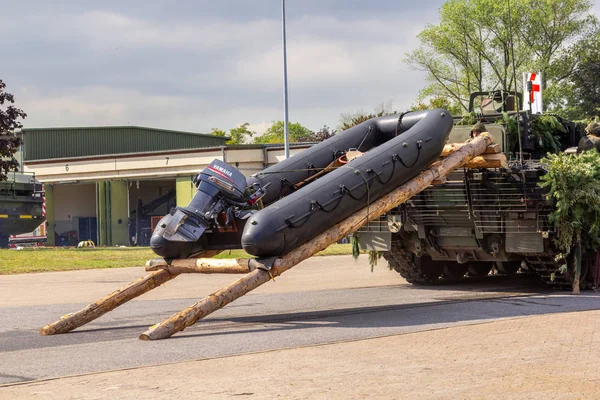Minden / Almanya - 4 Eylül 2019: Alman piyade savaş aracı Puma lastik sal ile bir mühendis taburu ile askeri tatbikatta duruyor.